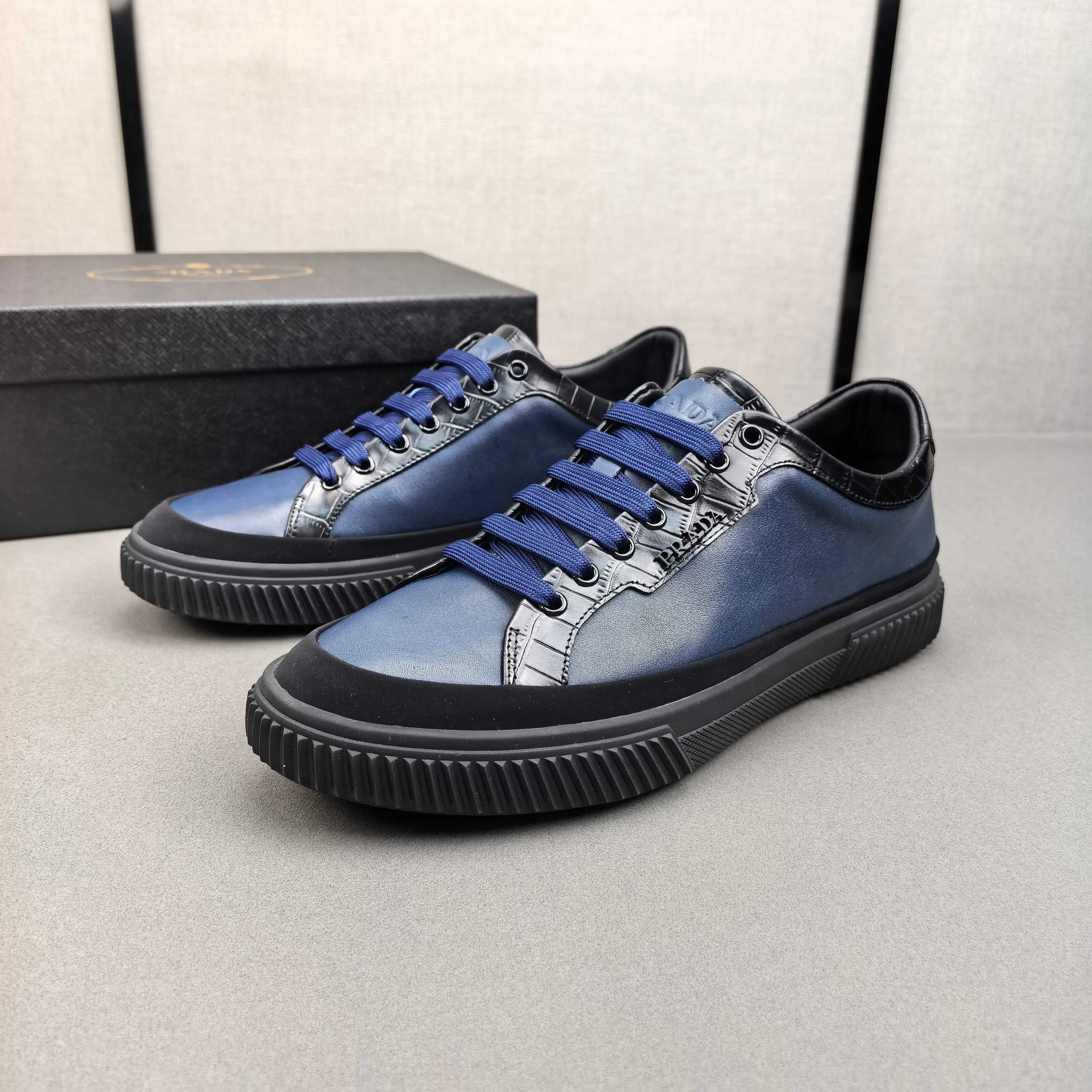 PP400👟👟👟Prada set off the audience! Prada, an international brand that is constantly innovating, this men's casual shoe, the original version, made of cowhide leather at a ratio of one to one at the store, with leather feet and rubber non-slip outsole, breathable and comfortable, quality speaks for itself👄38-44